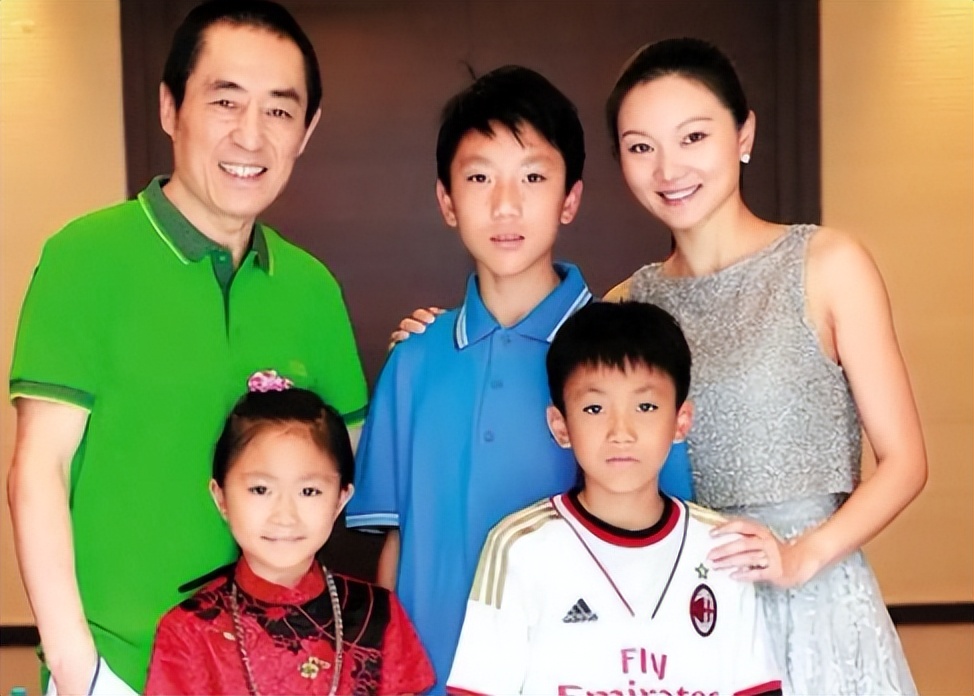 被亲爸张艺谋抛弃，公开点名巩俐毁她童年，张末都经历了什么？