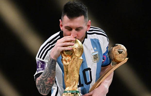 梅西和c罗奖杯,梅西和c罗霸气时刻