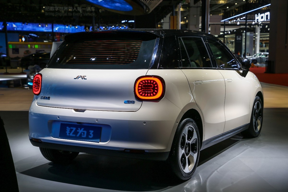 纯电家轿搅局者,新能源搅局者零跑b11