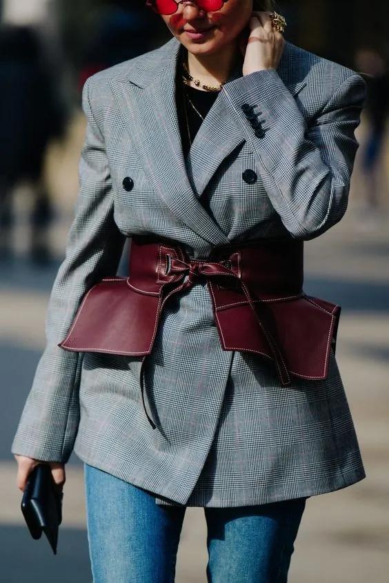 灰色和深灰哪个更适合年轻人穿,暖灰色系搭配灰白满满的高级感