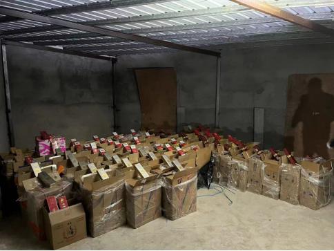 塘厦警方捣毁一假烟仓库,偷运100箱烟