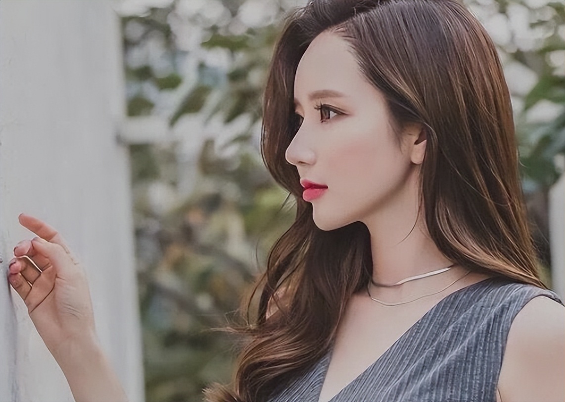 女子洗澡发现腋窝肿块,女孩洗澡时发现背后长了个痘痘