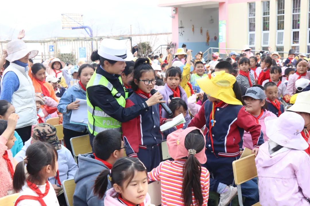 交通安全教育宣传进村居活动,平安童行交通安全进校园主题活动