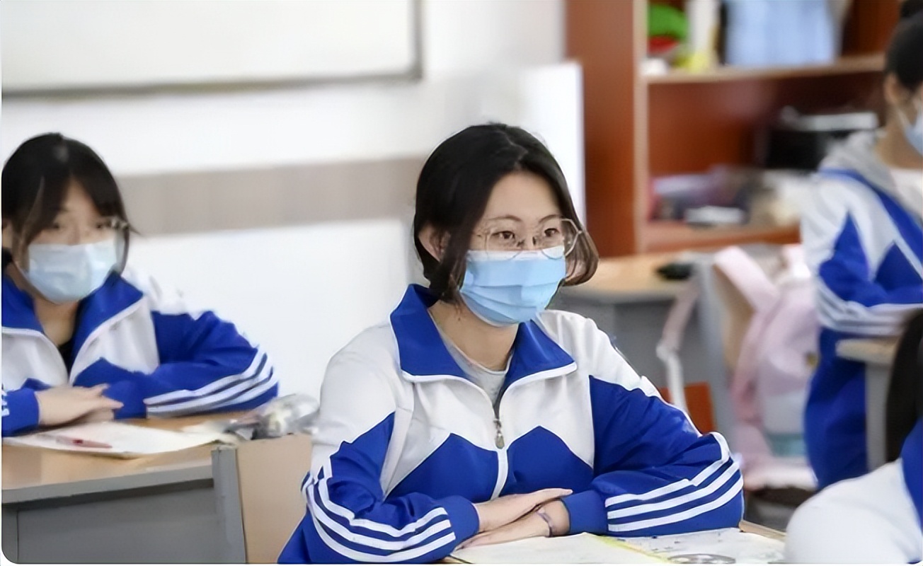 初中生在学校攀比鞋子视频,初中生在学校攀比鞋子