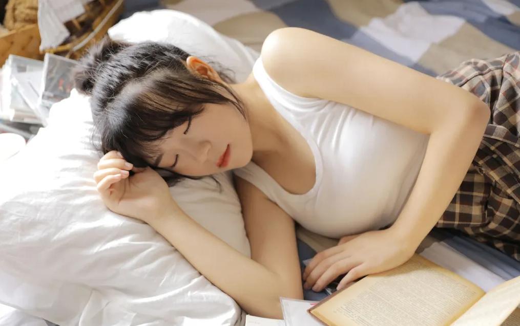 女孩子生理期来了该怎么安慰,女孩子说生理期肚子疼怎么安慰