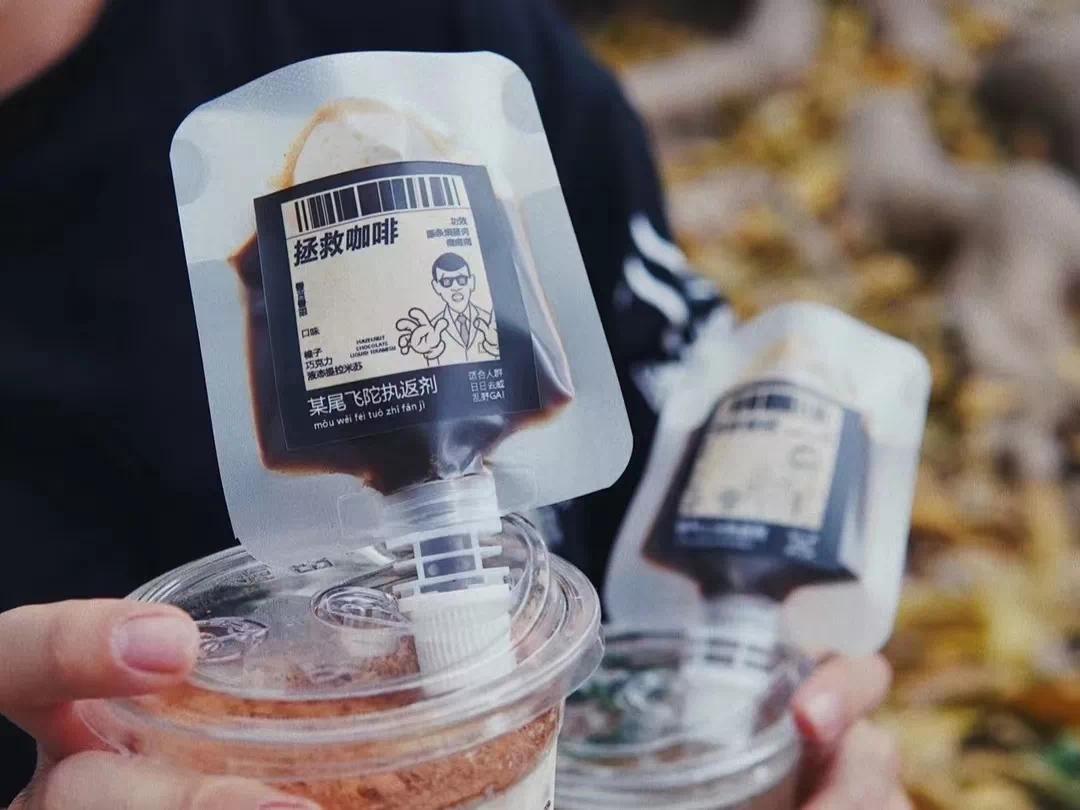 用500多个“古董杯”卖咖啡，香港这家神店，有一套独特玩法！