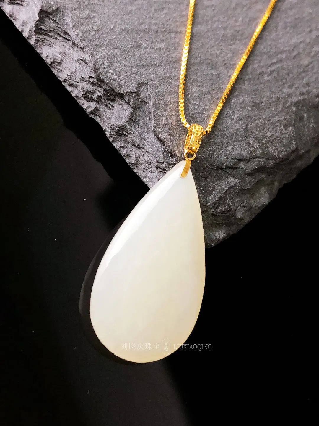 刘晓庆戴的是翡翠还是和田玉,刘晓庆和田碧玉