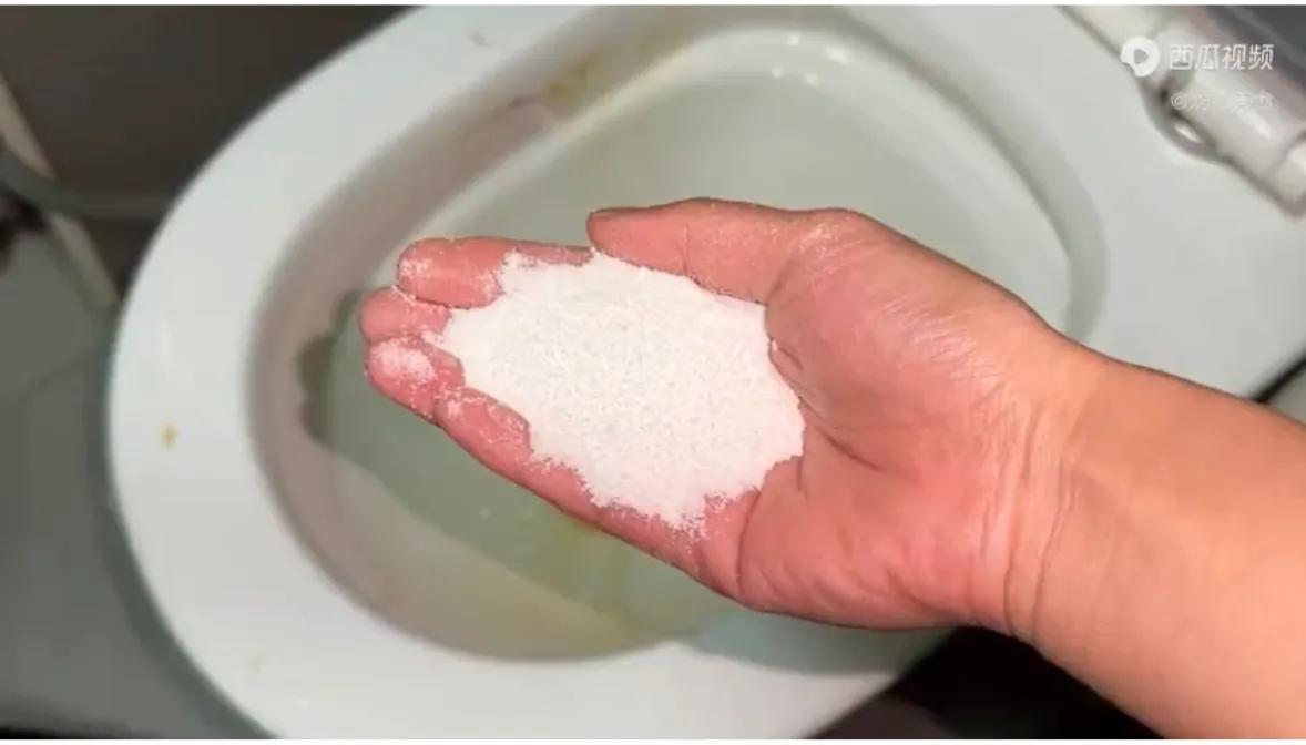 马桶脏有黄渍厚厚一层怎样解决,马桶里面黄渍怎么去除