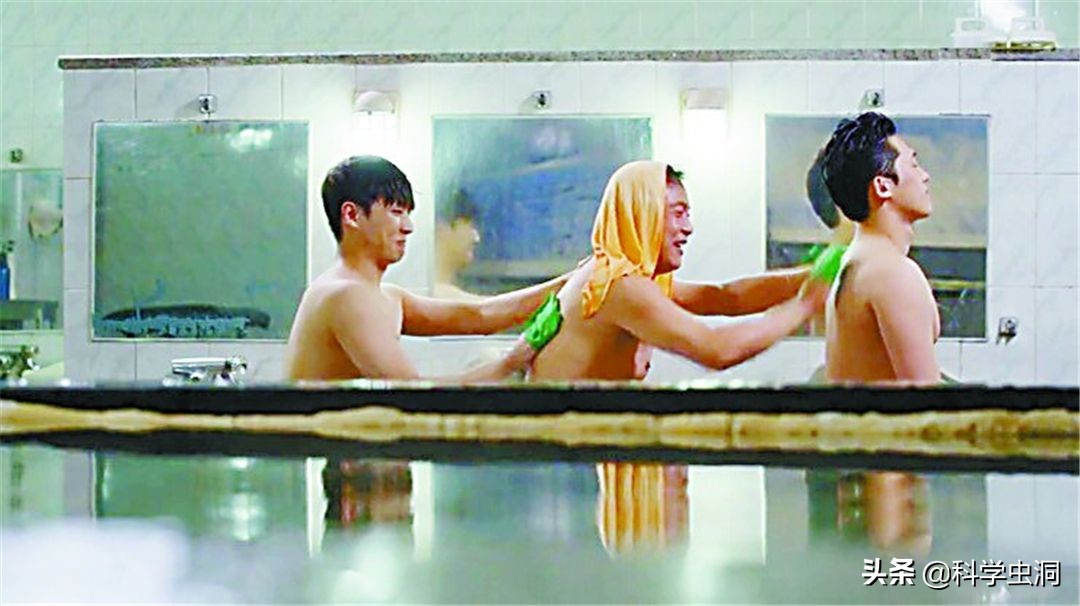 洗澡搓下来的黑泥到底是什么？显微镜放大100倍，画面不忍直视