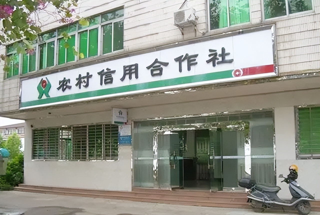 60岁以上老人去银行兑换股票,老人三十块银元到银行兑换