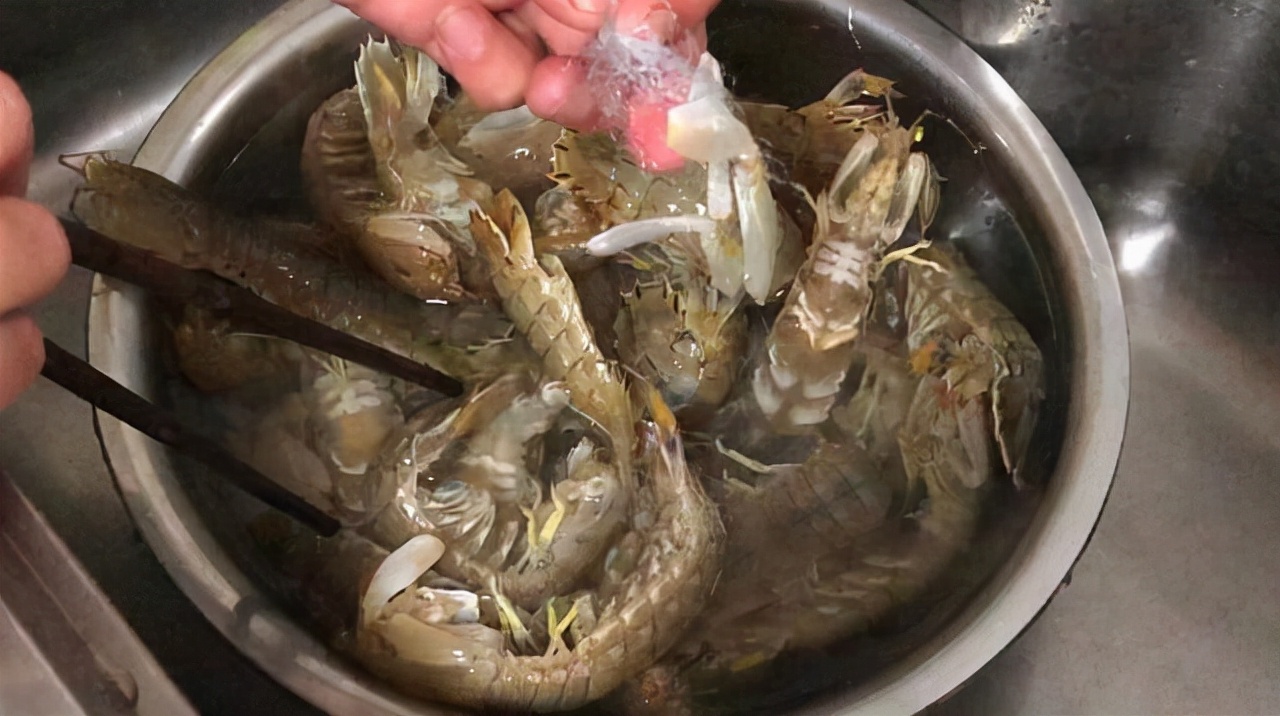 皮皮虾冷水下锅还是热水下锅,皮皮虾冷水下还是热水下