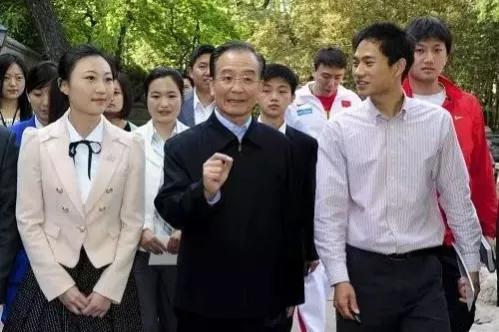 为了梦想踏踏实实走好每一步访与两任总理面对面的孟家女孩孟笛遥