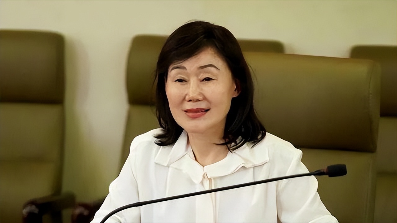 陷入“整容”黑洞的女校长，本末倒置，亲手毁掉自己的未来