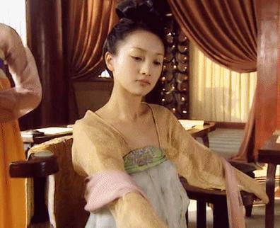 和杨紫飙戏受冯小刚赏识，北大校花彭高唱：北漂13年，我输得彻底