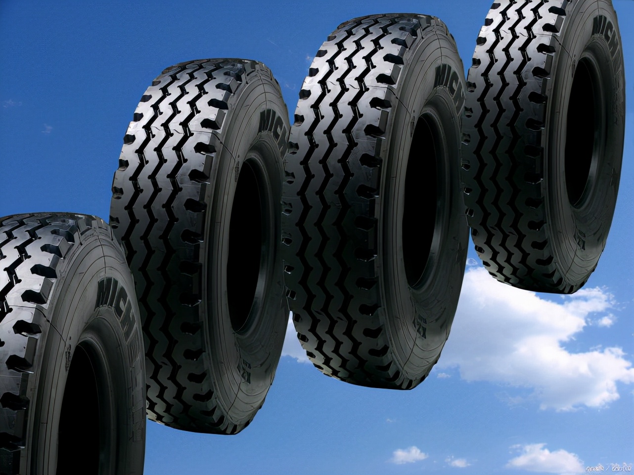 胎压2.5跑高速四个胎压不同正常吗,汽车胎压比建议胎压高0.2可以吗