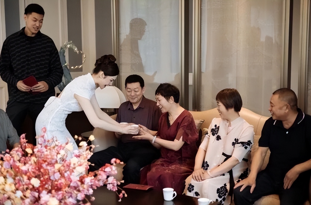 恭喜2米06男篮国手订婚，准老婆1米8超高颜值，远看似女明星杨颖