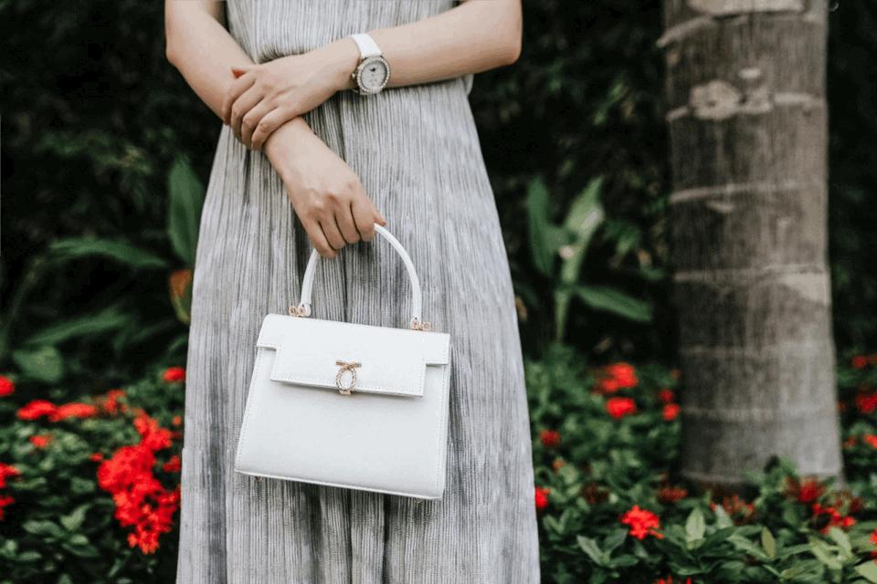 英国女王背爱马仕,英国女王背的香奈儿包包