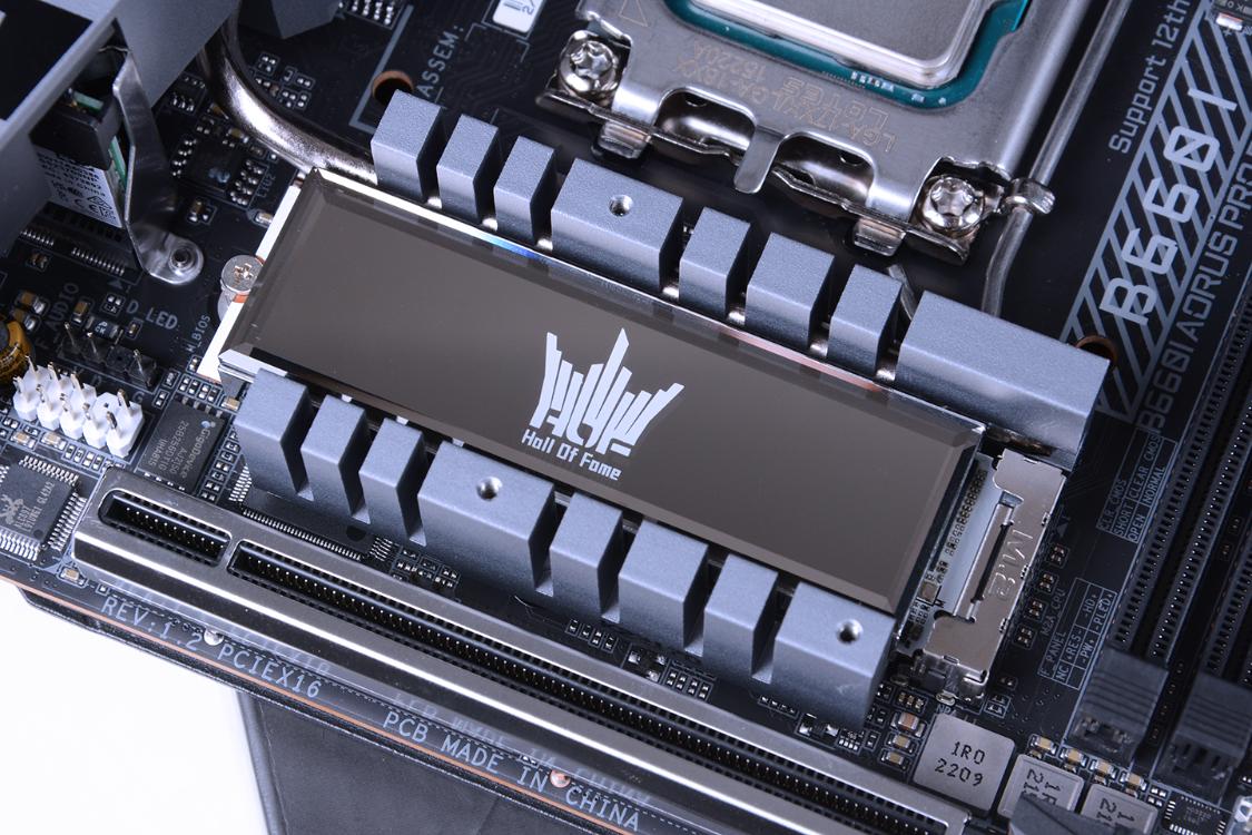 比两三万笔记本电脑还好的itx主机,5000元itx主机加便携显示器