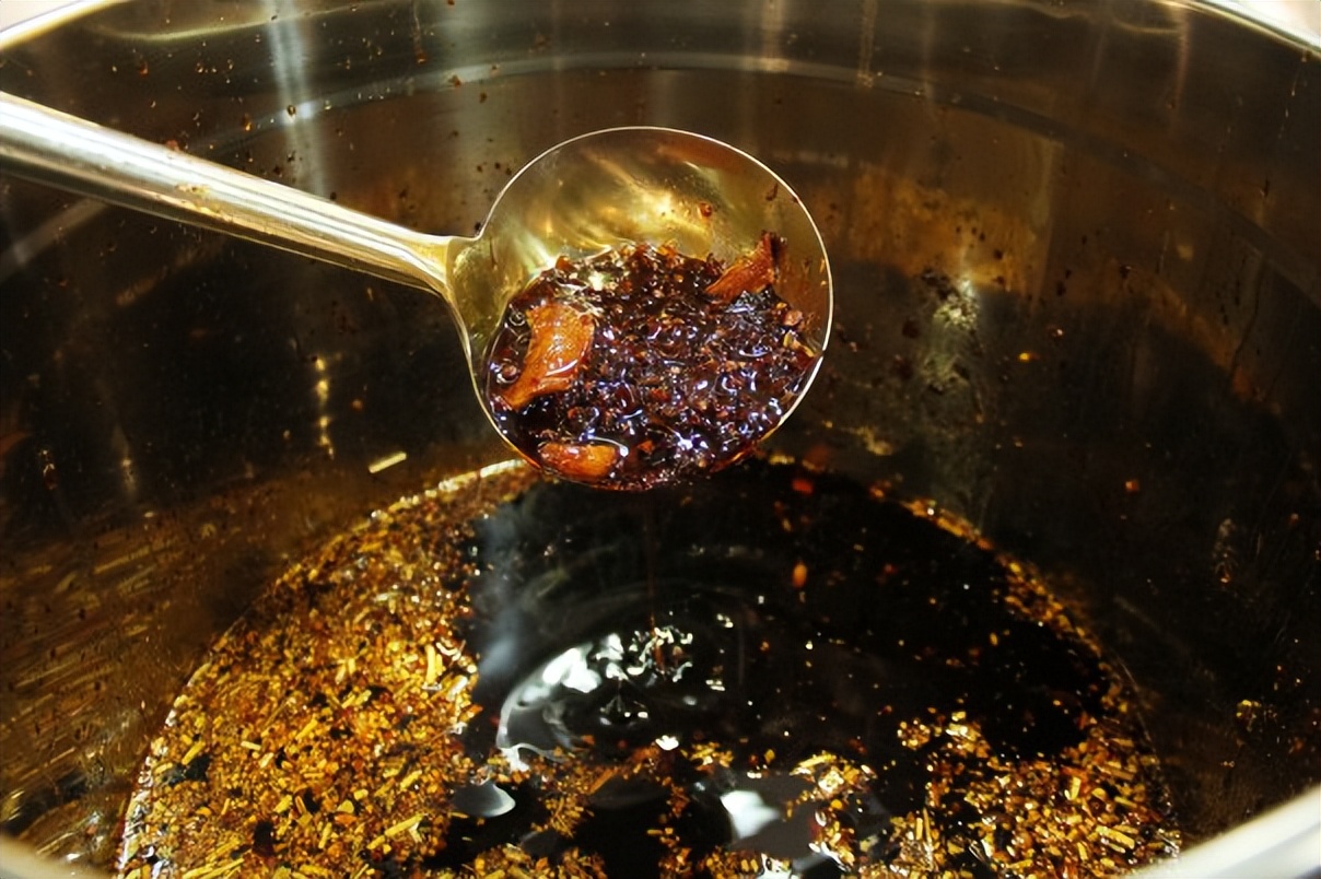 如何牛油火锅底料清澈红亮,炒好火锅料