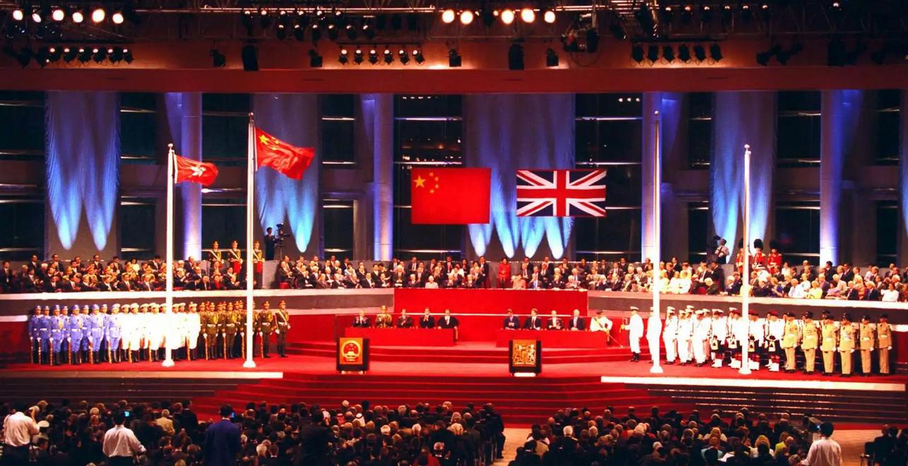 外交部原副部长：97年香港回归前，英国每年从香港拿走上千亿元！