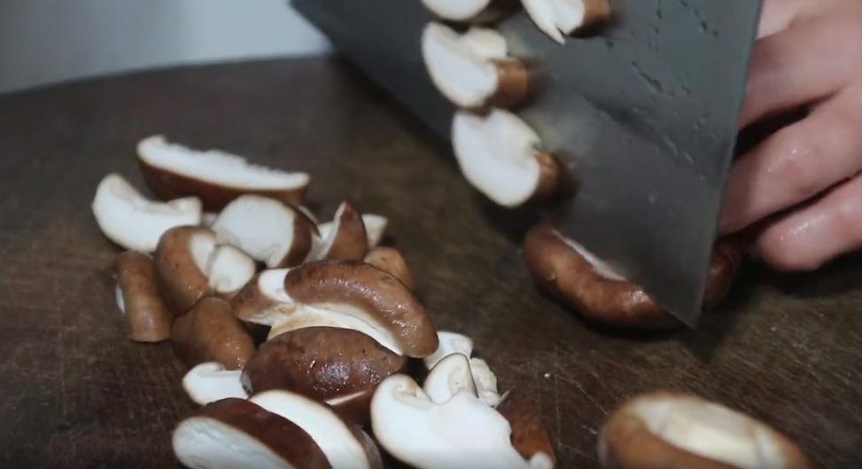 炒蒜苔怎么避免炒糊了,炒蒜苔时最忌直接焯水