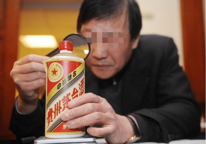 兄弟俩难得一聚，邀约吃饭，却在饭桌上差点动手，这是怎么回事？