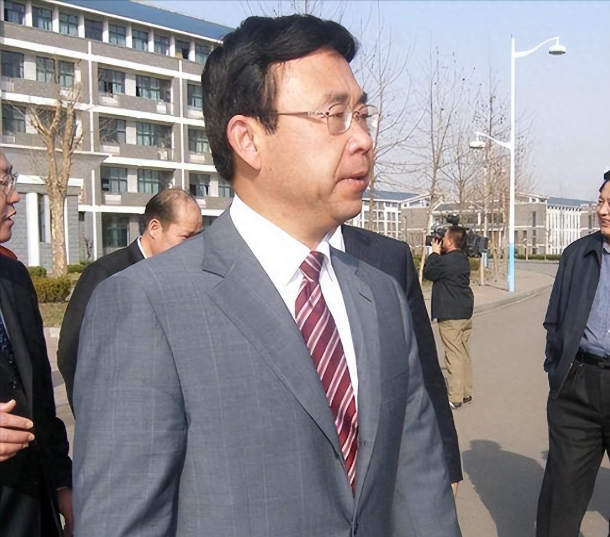 山东巨贪黄三亿：修建行宫与46名*妇情**洗鸳鸯浴，被捕前妻儿已移民