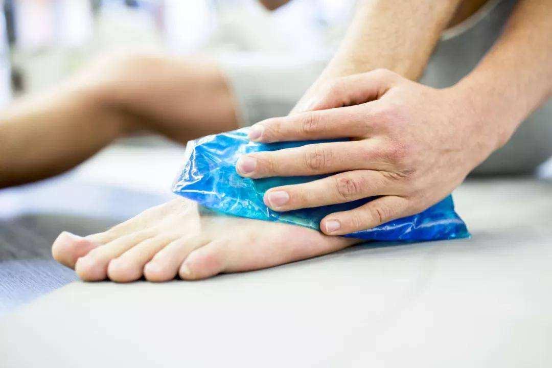 崴脚脚踝扭伤怎么治,男生脚踝扭伤崴脚后果