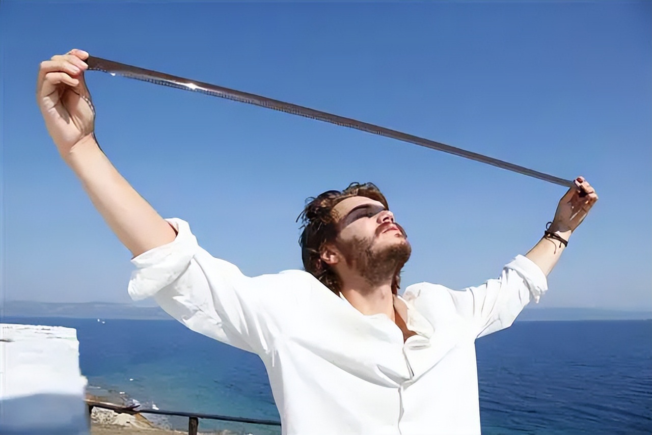 女神佩内洛普·克鲁兹，将这段战火下的爱情演绎的肝肠寸断