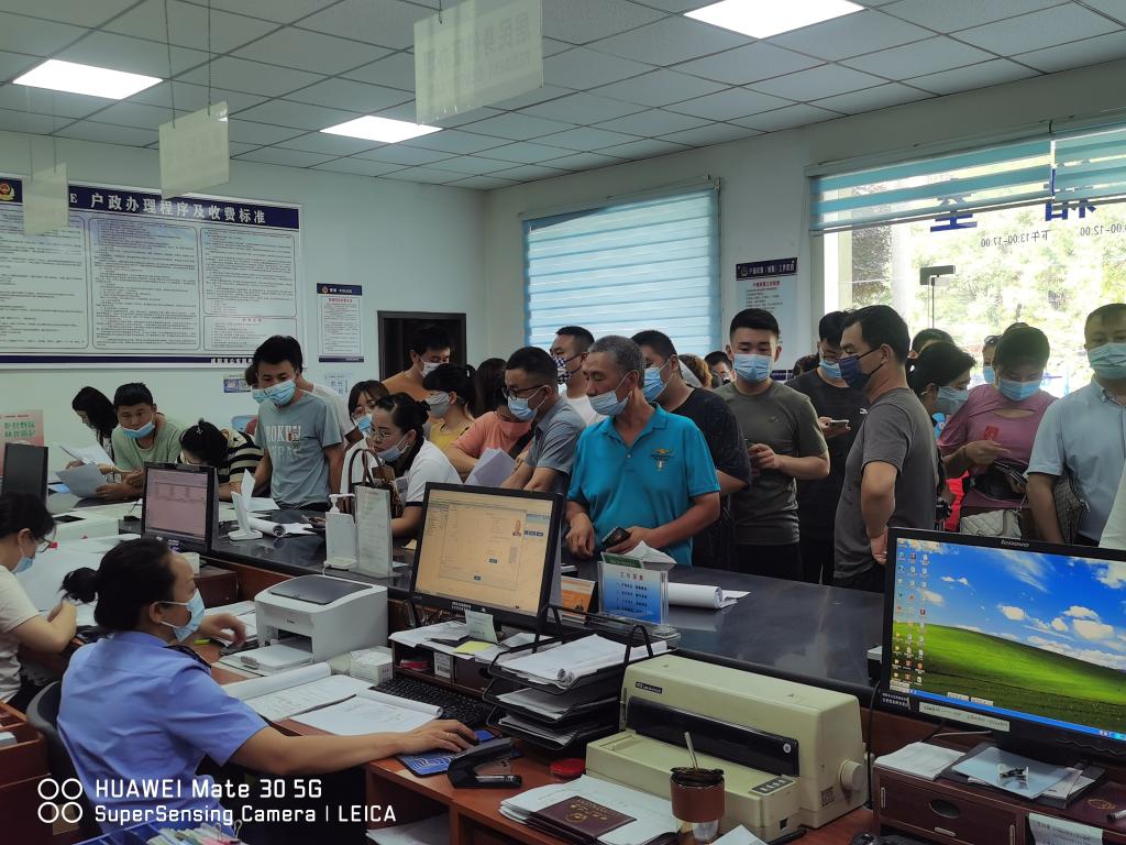 【铭记嘱托忠诚担当】秦都分局户政窗口为入学报名学生及家长加急办理居住证