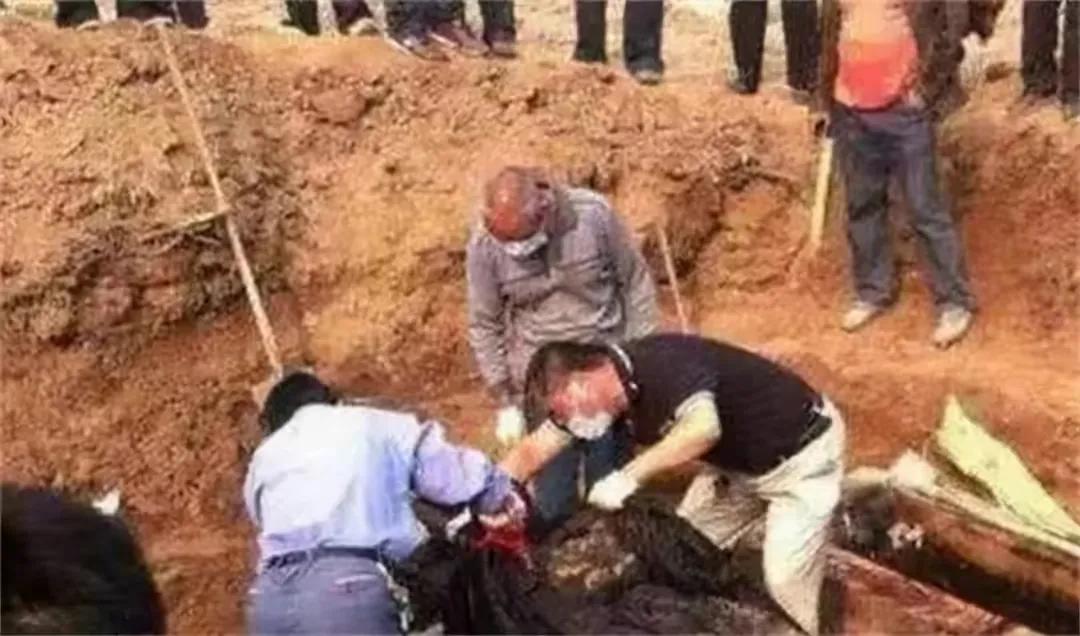 女子百年前被活埋,女子被活埋死后生男婴