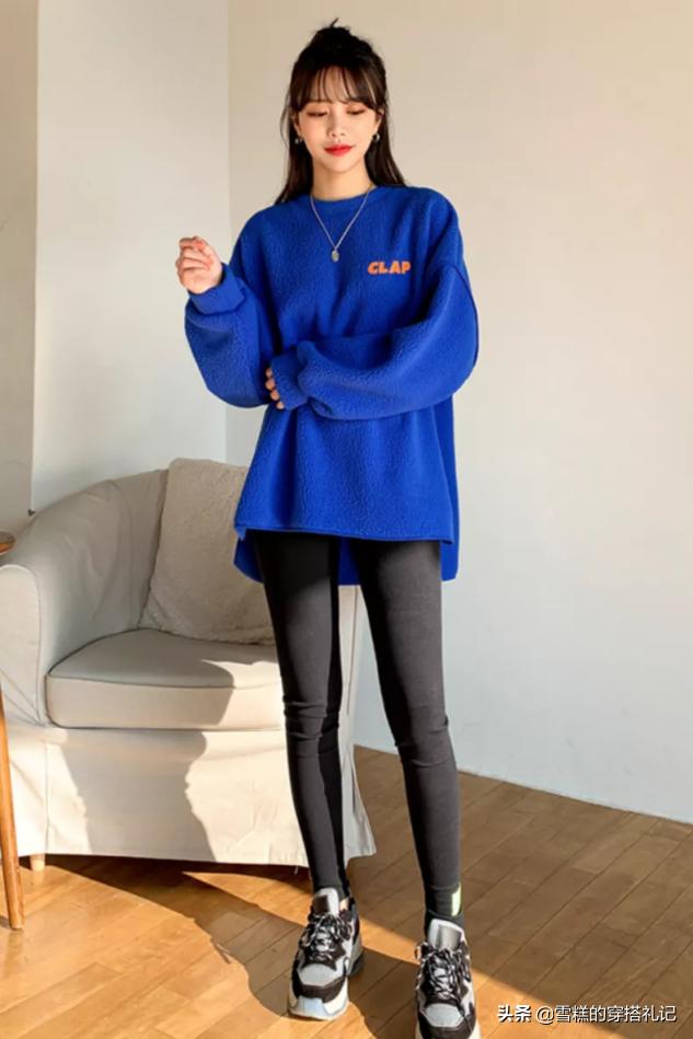 今年冬天流行阔腿裤还是鲨鱼裤,阔腿裤过时了现在流行时髦喇叭裤