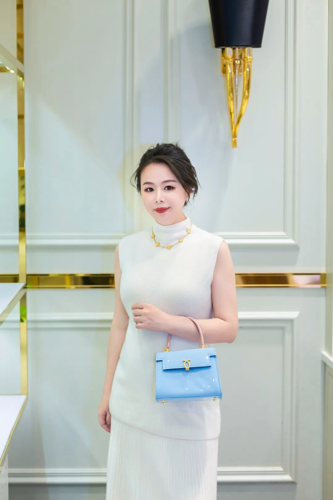 英国女王最喜欢的包包牌子,英国女王拿的包包价格