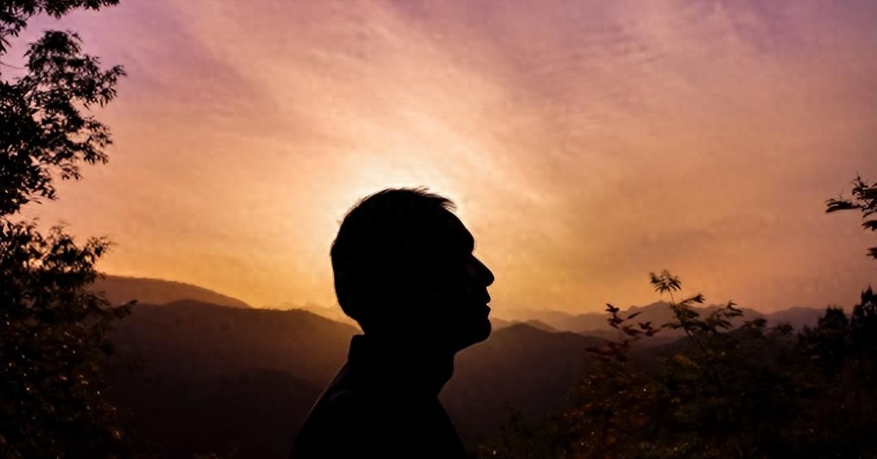 40岁，老光棍，隔壁新来的大妈故意走光，无意看到那抹黑色风景