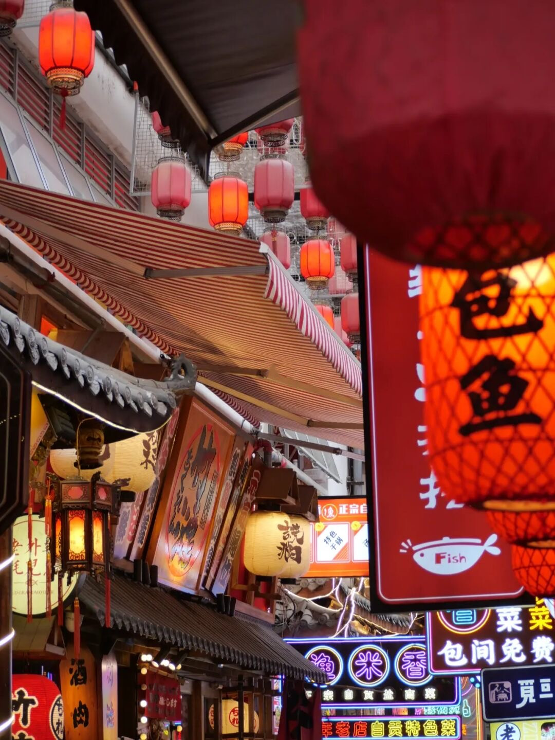 成都上新被施了魔法的“无蚊公园”!逛朋克风夜市、奇异洞穴书店