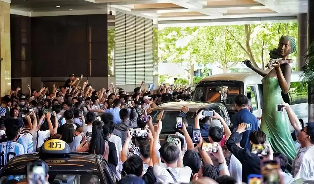 梅西与球迷见面,梅西再见到恩师