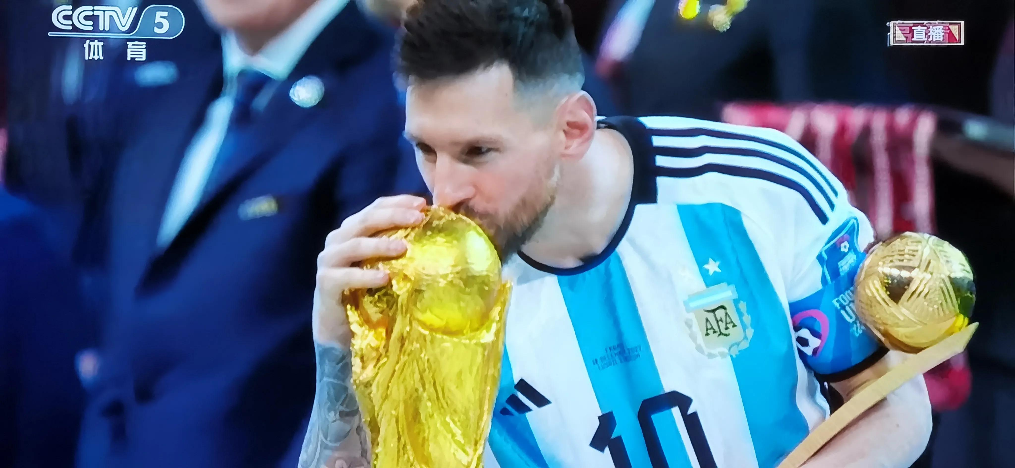 阿根廷夺冠梅西捧起大力神杯,阿根廷三夺世界杯冠军