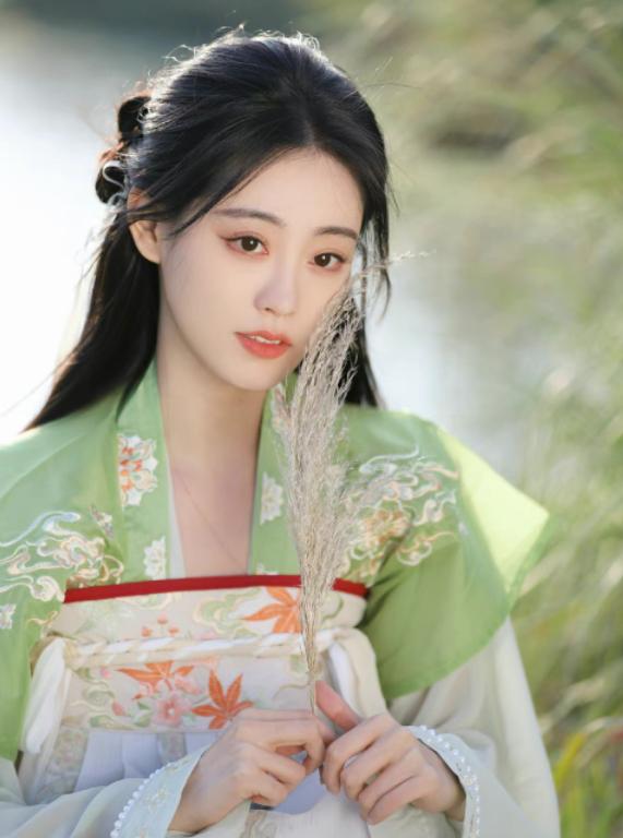 2天10个瓜，离婚、名导移民、恋情曝光、双双出轨…个个都是大瓜