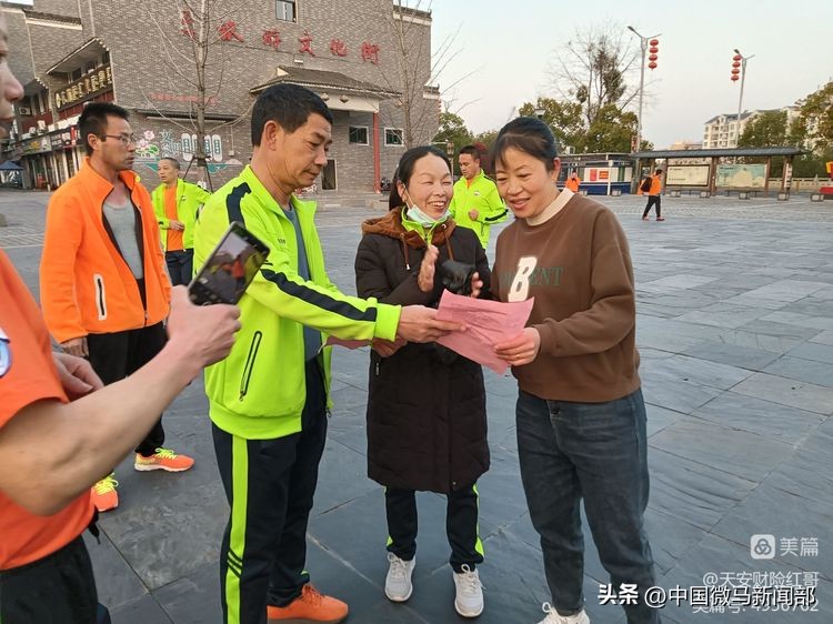 向雷锋同志学习60周年纪念活动,向雷锋同志学习题词视频