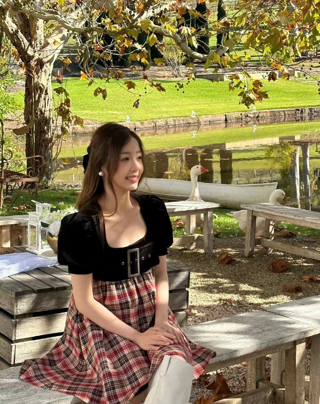 虞书欣同款连衣裙是什么品牌,虞书欣挑染银发黑色连衣裙