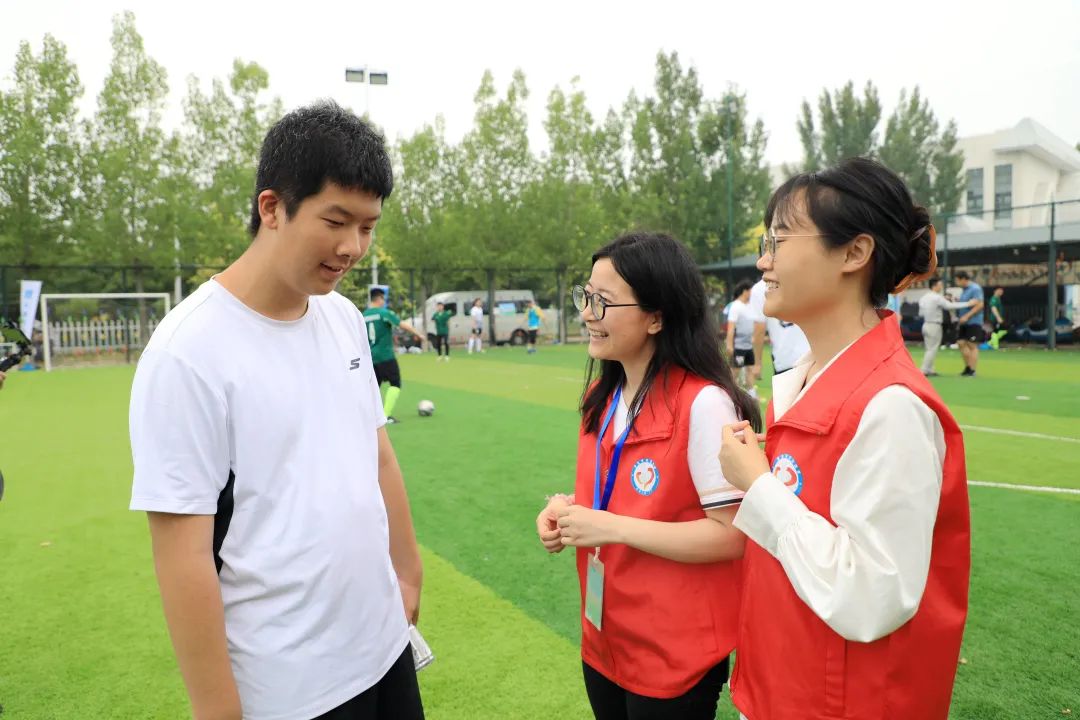 为热爱上场，建设者与“星星的孩子”逐梦绿茵