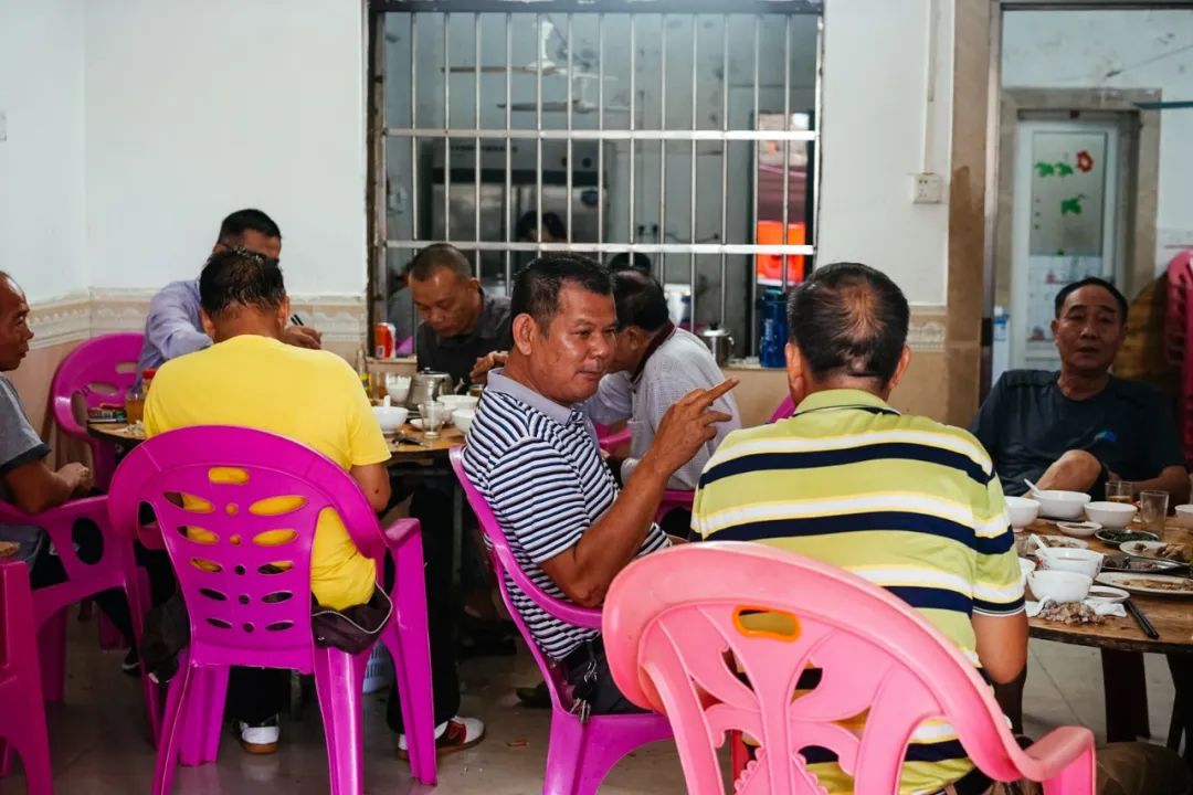 早餐烤乳猪，海鲜论盆卖？这座海岛小城舒坦得有点离谱了