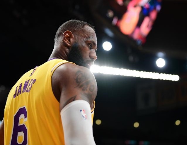 19年詹姆斯面对东契奇,詹姆斯被东契奇点名防守