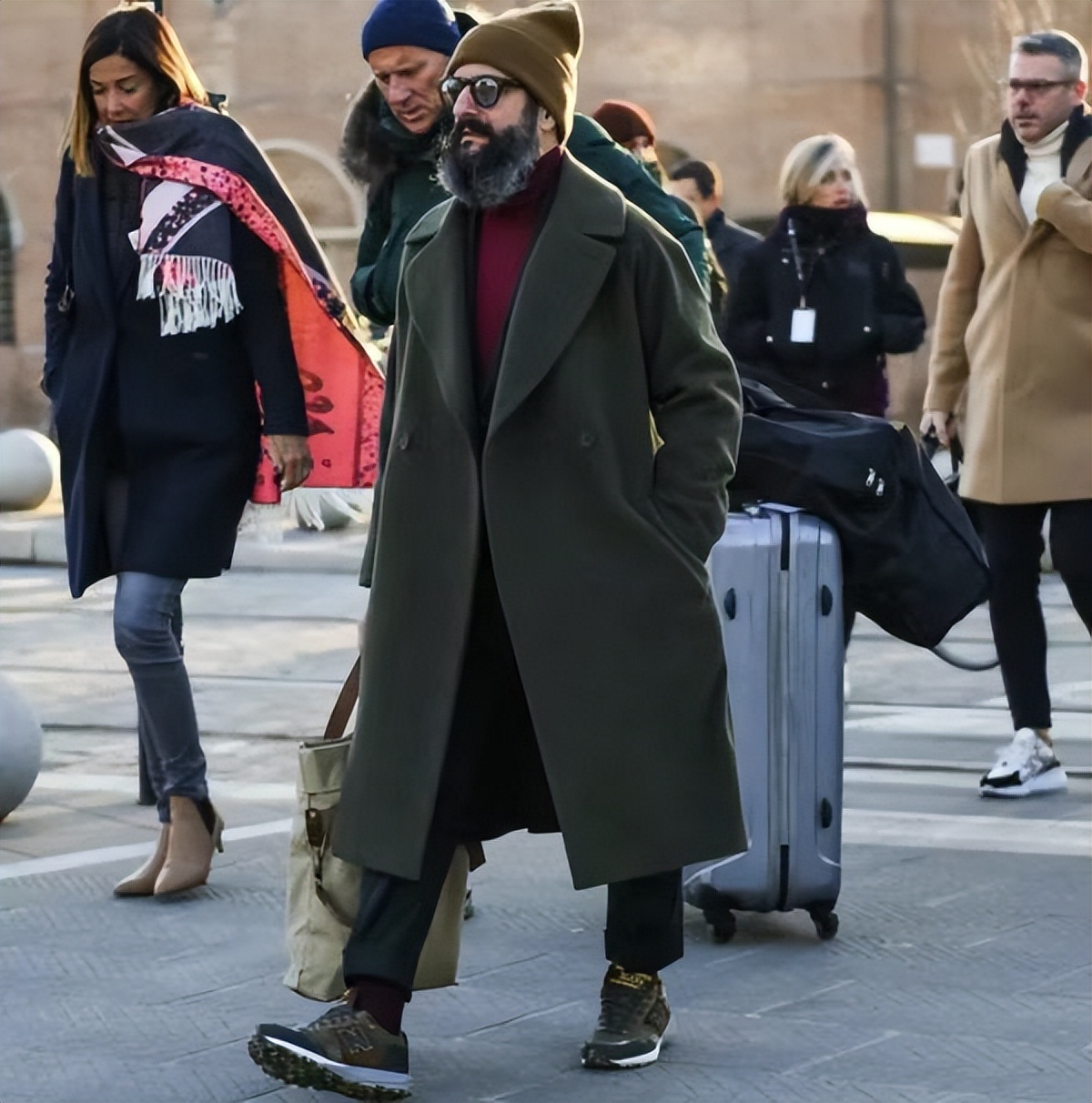 为什么新百伦的鞋型和nb一模一样,为什么新百伦运动鞋是潮鞋