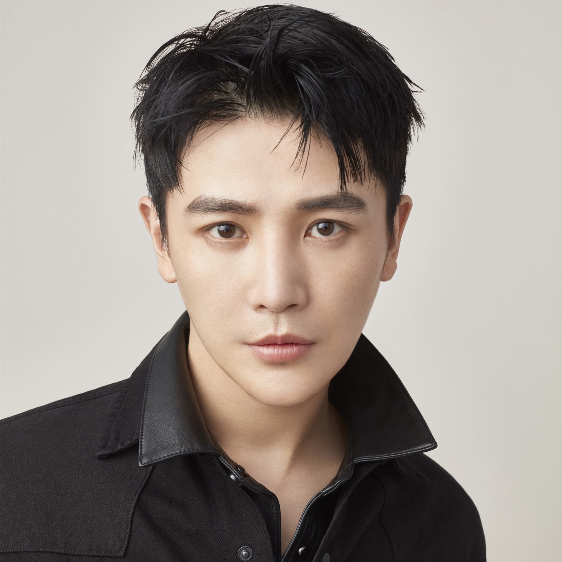 虽说“男人看鼻子”，但这些男演员的“大鼻子”，写满了“假”字