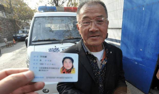 60岁老头浓妆艳抹,60岁老头打扮成女人