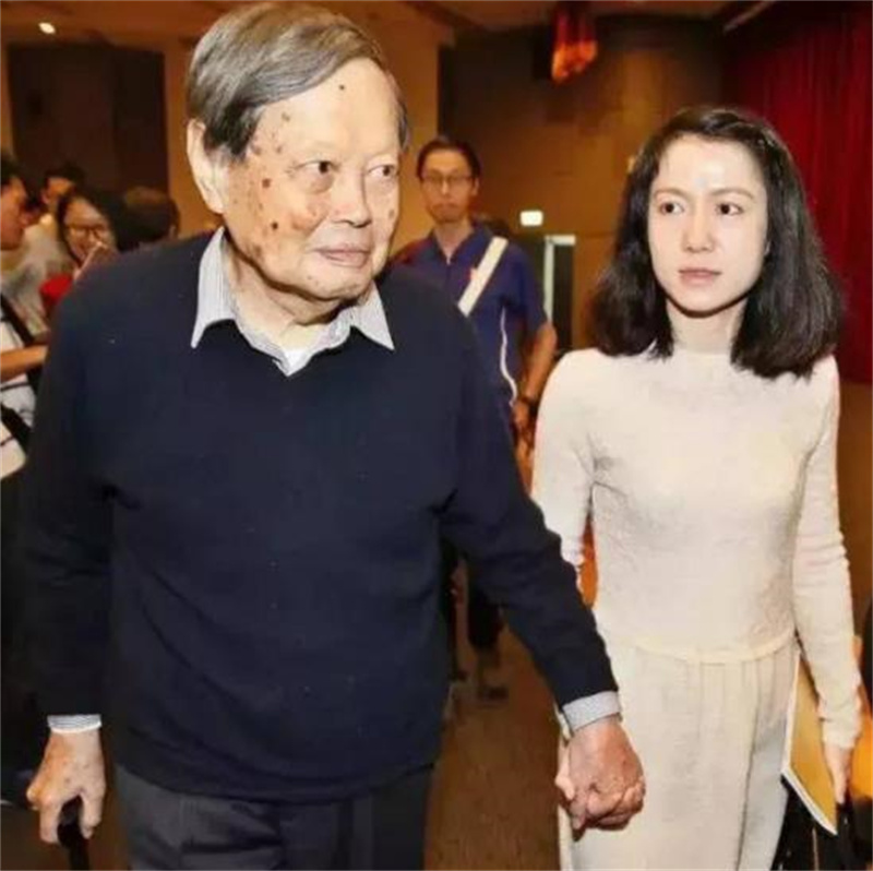 杨振宁82岁娶28岁娇妻现状,杨振宁82岁娶28岁娇妻模样