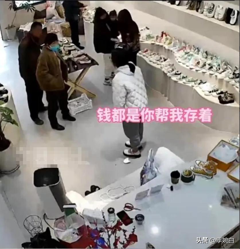 “28岁女儿下跪”事件:那双没买的200元鞋子,到底打了谁的脸?