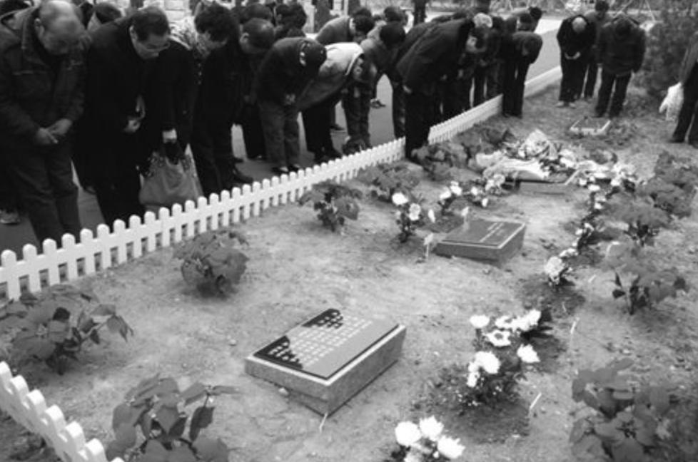 人死后的骨灰可以分几份存放吗,骨灰下葬多年后会变成什么