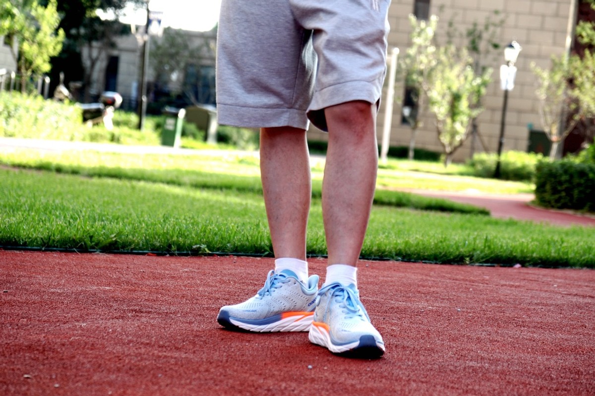 推荐踩屎感特别强的国产跑鞋,出街运动两不误